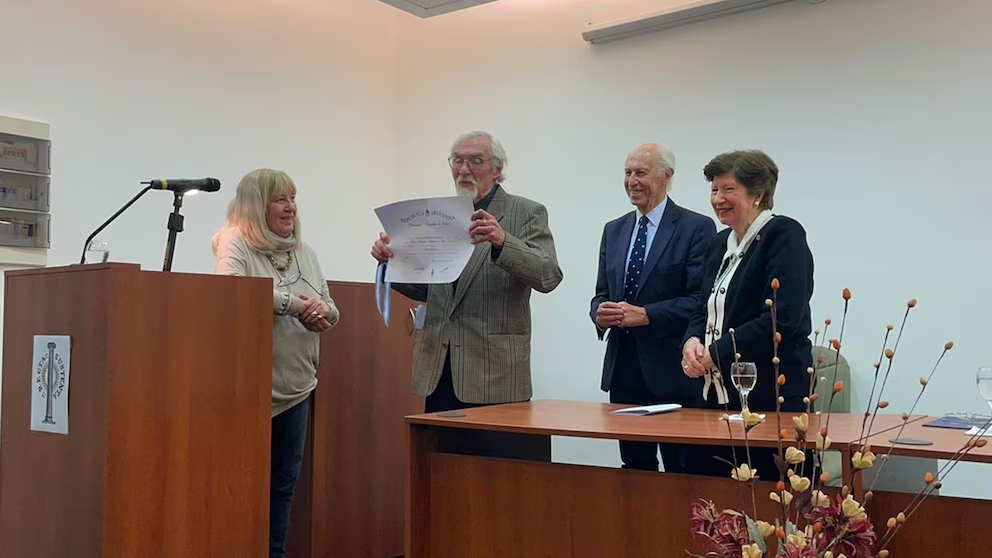 Carlos Virgilio Zurita recibe el premio de poesía de la Academia Argentina de Letras