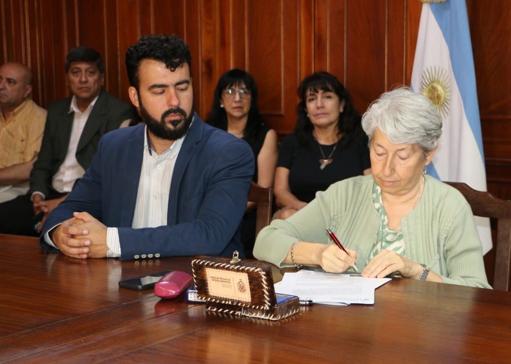 Firma de Convenio de Cooperación Institucionales entre la UNSE y la Biblioteca Popular «Sociedad Sarmiento»